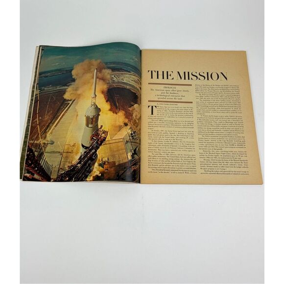 Vtg Pair of Magazines Life Off To The Moon July 1969 Look Apollo 11 On The Moon - Picture 8 of 10